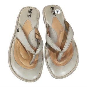 Born Cream White Leather Flip Flops Thongs Sandals size 7